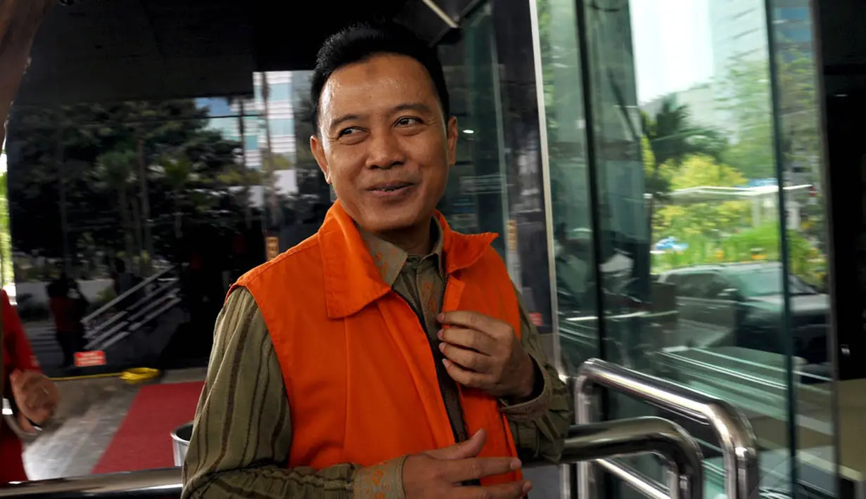 Bupati Karawang Ade Swara saat memasuki gedung KPK untuk menjalani pemeriksaan, Jakarta, (14/10/14). (Liputan6.com/Miftahul Hayat)