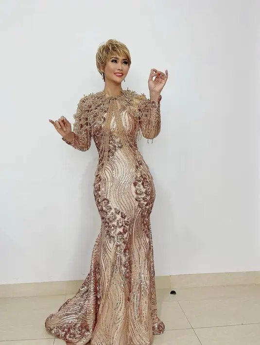 Kali ini, inul mengenakan dress model mermaid yang memperlihatkan tubuh bak gitar spanyolnya.(Instagram/Inul.d).