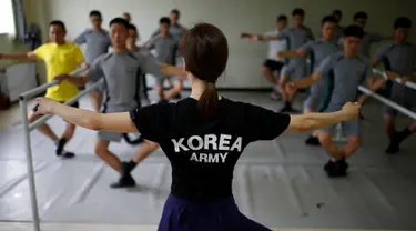 Instruktur balet wanita saat melatih para tentara Korsel belajar tari balet di sebuah pangkalan militer di dekat zona demiliterisasi yang memisahkan kedua negara Korsel dan Korut di Paju, Korea Selatan, (13/7). (REUTERS/Kim Hong-Ji)