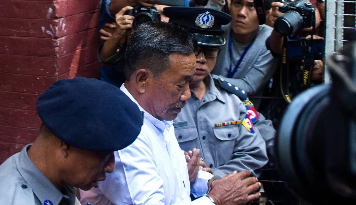 Tersangka pembunuhan pengacara muslim Myanmar Ko Ni,  Kyi Lin usai menjalani sidang putusan pengadilan di Yangon (15/2). Pengadilan Myanmar menjatuhkan hukuman mati kepada Kyi Lin dan Aung Win Zaw. (AFP Photo/Myo Kyaw Soe)