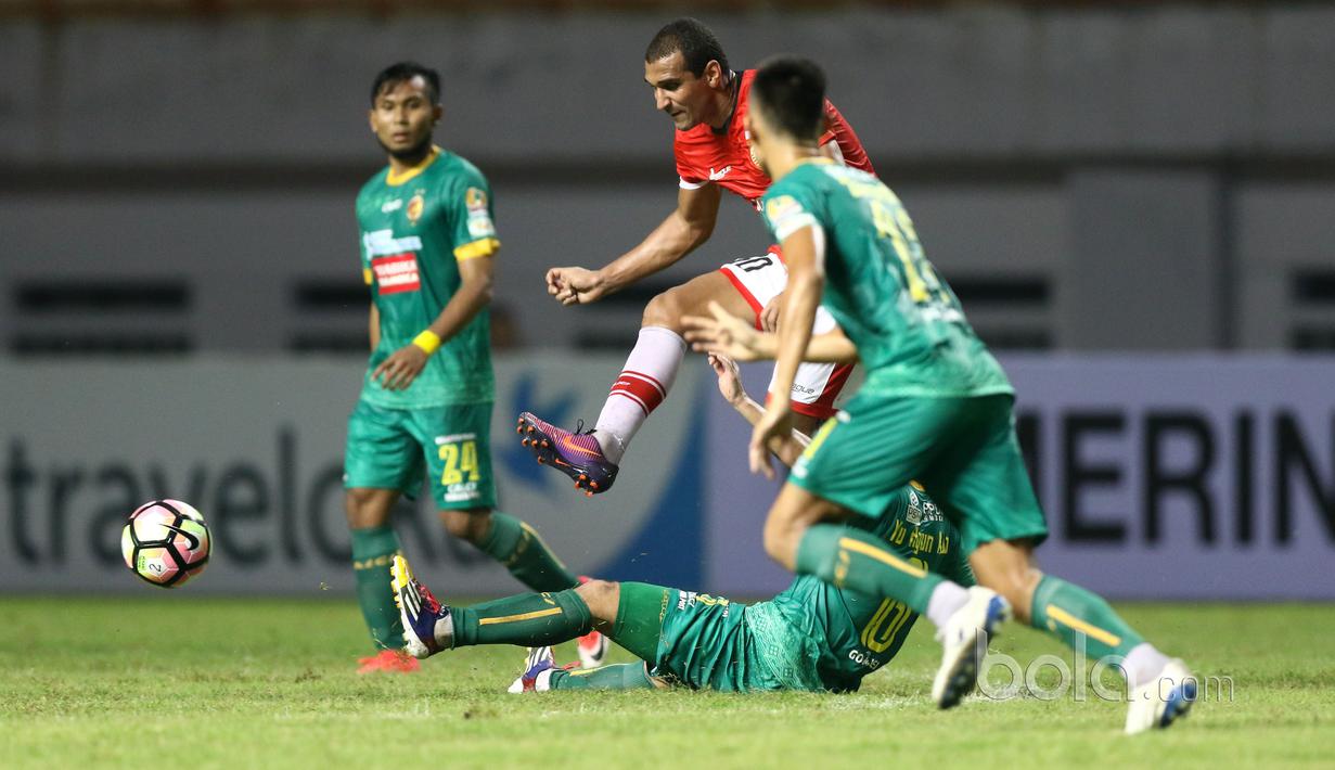 Aksi pemain Persija Jakarta, Bruno Lopes melewati adangan para pemain Sriwijaya FC pada laga Liga 1 2017 di Stadion Wibawa Mukti, Cikarang, Jumat (16/6/2017). Persija menang 1-0. (Bola.com/Nicklas Hanoatubun)