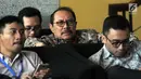 Mantan Sekda Jawa Timur, Ahmad Sukardi menunggu panggilan akan menjalani pemeriksaan di Gedung KPK, Jakarta, Rabu (31/7/2019). Ahmad Sukardi diperiksa sebagai saksi untuk tersangka Ketua DPRD Tulungagung, Supriyono. (merdeka.com/Dwi Narwoko)