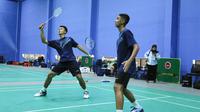 Pebulutangkis tunggal putra Indonesia, Christian Adinata dan Alwi Farhan, saat belatih di Badminton Hall Morodok Techo, Phnom Penh, Selasa (9/5/2023). Tim bulutangkis putra Indonesia akan berlaga di semifinal beregu putra SEA Games 2023 menghadapi Singapura, Rabu (10/5/2023). (Bola.com/Dok.PBSI)