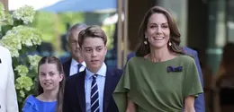 Duo ibu-anak di Royal Box Wimbledon 2026 tampil serasi: Kate dalam gaun hijau Emilia Wickstead, Charlotte bergaun biru Trotters London. (Photo by Andrew Matthews / POOL / AFP