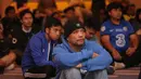Seorang anggota komunitas suporter Chelsea CISC Regional Jakarta tampak serius menyaksikan pertandingan Premier League 2023/2024 antara Chelsea melawan Fulham dalam acara Roaring Night di Hotel Ibis Styles, Tanah Abang, Jakarta Pusat, Sabtu (13/1/2024) malam. (Bola.com/M Iqbal Ichsan)