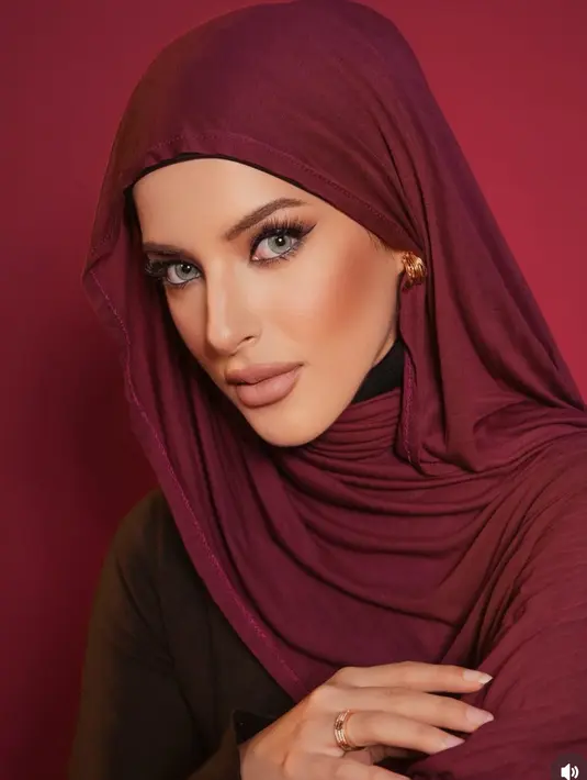 Tasya pun memilih mengenakan pashmina maroon yang dikenakan tanpa peniti di bagian leher. Melengkapi tampilannya dengan anting-anting emas.  [@tasyafarasya]