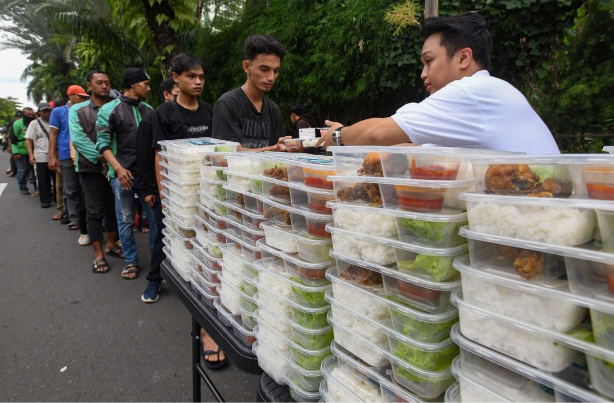 Ratusan warga antre takjil gratis