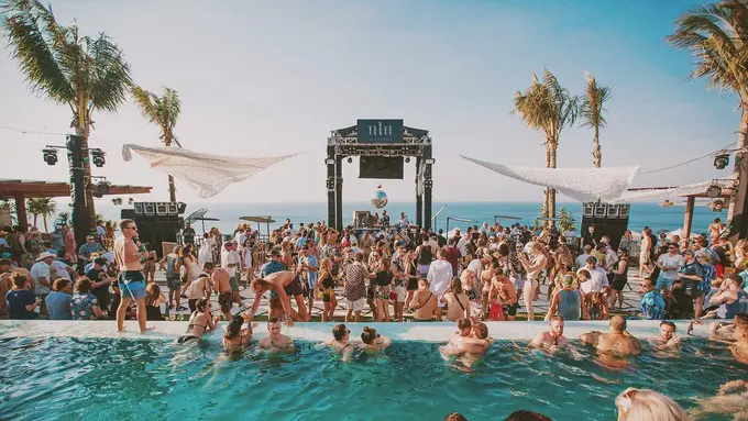 Semarak Pesta Ikonis Hadir di Bali