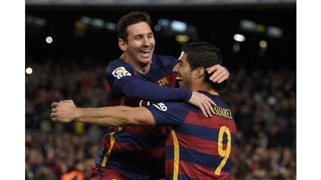 Lionel Messi mengeksekusi penalti yang diubah menjadi gol oleh Luis Suarez, pada pertandingan Primera Division melawan Celta Vigo, di Camp Nou, Sabtu (14/2/2016), yang berakhir 6-1 untuk Barcelona.