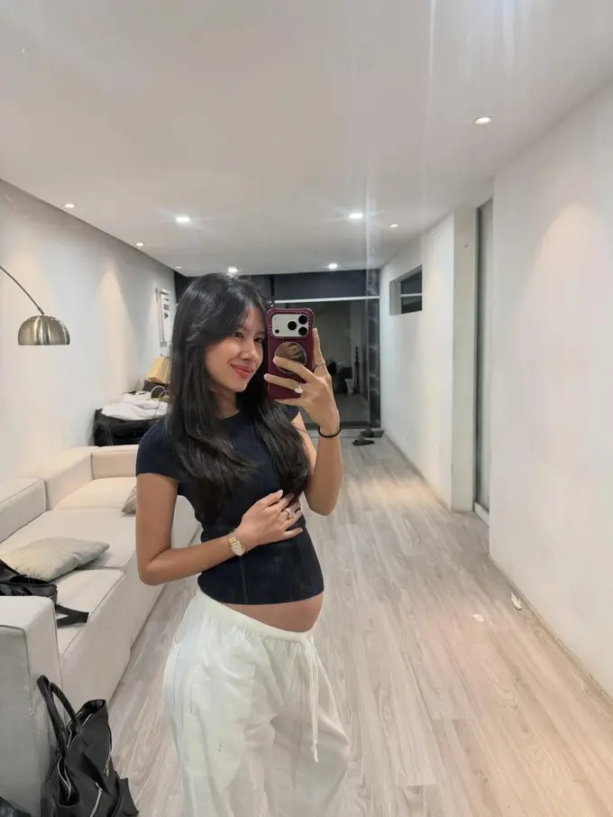 Shennina Cinnamon Pamer Baby Bump dengan Gaya Santai, Sempat Alami Morning Sickness