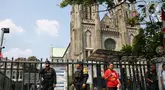 Sejumlah personil Polri-TNI melakukan penjagaan ketat di depan Gereja Katedral, Jakarta, Rabu (4/9/2024). (Liputan6.com/Angga Yuniar)