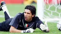 Bersama Parma kala itu, Buffon berhasil menjuarai Coppa Italia, Piala UEFA, dan Piala Super Italia. Piala UEFA merupakan satu-satunya trofi kompetisi Eropa untuk Buffon sepanjang kariernya. (AP Photo/Michael Dwyer)