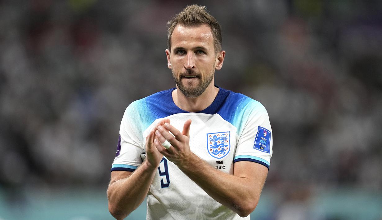 Harry Kane. Striker Timnas Inggris berusia 29 tahun ini hingga kini tercatat telah mengoleksi 6 gol dan 2 assist di ajang Piala Dunia. Raihan tersebut didapat dari total 7 pertandingan dalam 2 edisi, 2018 dan 2022. Pada Piala Dunia 2022 yang baru saja dimulai, ia ikut menyumbang 2 assist saat Inggris menang telak 6-2 atas Iran di matchday pertama Grup B (21/11/2022). (AP/Abbie Parr)