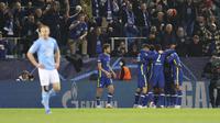 Para pemain Chelsea merayakan kemenangan mereka, setelah pertandingan sepak bola penyisihan grup Liga Champions Grup H antara Malmo FF dan Chelsea di Malmo Stadion, di Malmo, Swedia, Selasa 2 November 2021. (Andreas Hillergren/TT News Agency via AP)