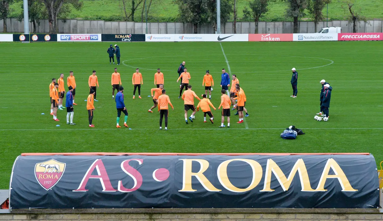 Para pemain AS Roma ambil bagian dalam sesi pelatihan sehari sebelum pertandingan leg kedua perempat final Liga Champions melawan Barcelona di tempat latihan Trigoria di pinggiran kota Roma, Italia (9/4). (AFP Photo/Andreas Solaro)