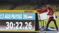 Pelari Indonesia, Agus Prayogo, meraih medali emas SEA Games cabang atletik nomor 10.000 meter di Stadion Bukit Jalil, Kuala Lumpur, Jumat (25/8/2017). Agus menorehkan waktu 30 menit 22,26 detik. (Bola.com/Vitalis Yogi Trisna)