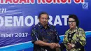 Ketua Umum Partai Demokrat Susilo Bambang Yudhoyono (kiri) bersalaman dengan Wakil Ketua KPK, Basaria Panjaitan (kanan) di DPP Partai Demokrat, Jakarta, Rabu (13/9). Pertemuan membahas sinergitas pemberantasan korupsi. (Liputan6.com/Helmi Fithriansyah)
