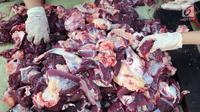 Penampakan daging kurban sebelum dibagikan ke warga sekitar Masjid  Al-Kahfi, Griya Pamulang 2, Tangerang Selatan, Banten, Rabu (22/8). Semarak Idul Adha 1439 H membuat warga gotong royong mendistribusikan daging kurban. (Merdeka.com/Dwi Narwoko)