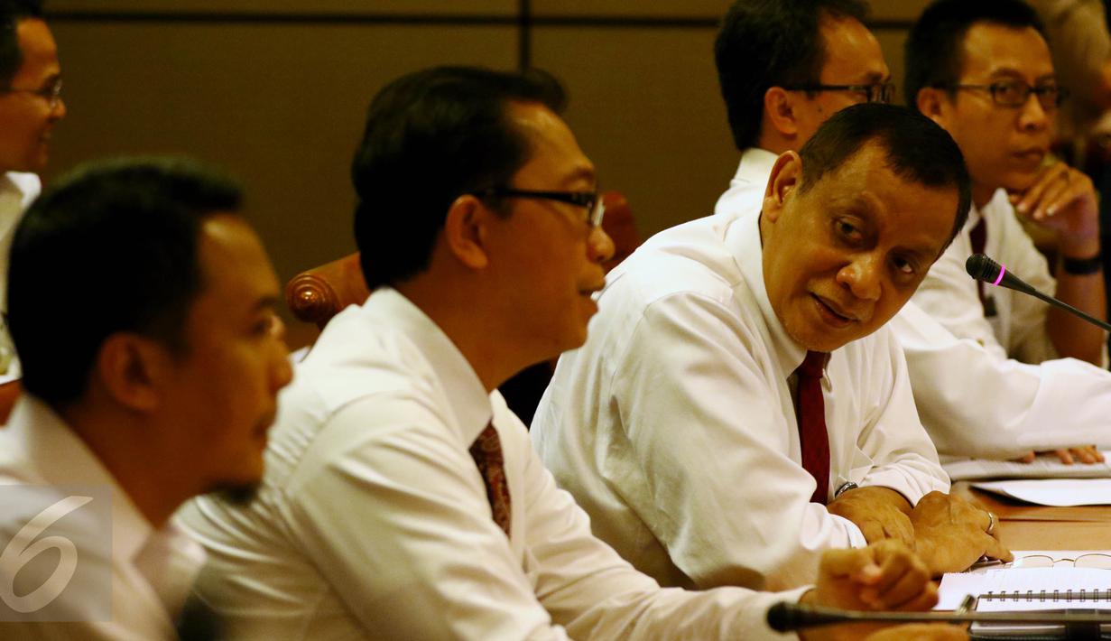 Dirjen Pajak, Sigit Priadi Pramudito (tengah) menghadiri rapat dengan Pansus Pelindo II DPR RI, Jakarta, Senin (16/11/2015). Pansus Pelindo II kembali memanggil pihak-pihak yang diduga berkaitan dengan pengadaan mobile crane. (Liputan6.com/Johan Tallo)