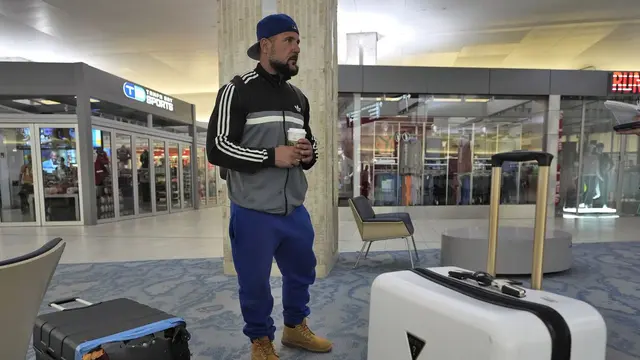 Penumpang di Bandara Tampa terdampak pembatalan penerbangan akibat Badai Milton. (AP)
