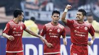 Striker Persija, Bambang Pamungkas, melakukan selebrasi usai mencetak gol ke gawang Mitra Kukar pada laga perempat final Piala Presiden di Stadion Manahan, Solo, Minggu, (4/2/2018). Persija menang 3-1 atas Mitra Kukar. (Bola.com/M Iqbal Ichsan)
