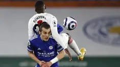 Penyerang Crystal Palace, Christian Benteke bersaing dengan bek  Leicester City, Caglar Soyuncu dalam lanjutan Premier League digelar di King Power Stadium, Selasa (27/4/2021) dini hari WIB. Leicester City memetik kemenangan penting 2-1 di kandang atas Crystal Palace. (Adrian Dennis/Pool via AP)