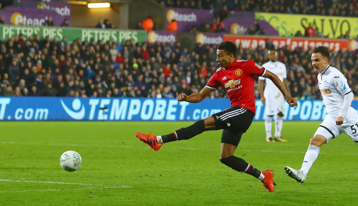 Gelandang Manchester United, Jesse Lingard, melepaskan tendangan saat pertandingan melawan Swansea City pada laga Piala Liga Inggris di Stadion Liberty, Swansea, Selasa (24/10/2017). Manchester United menang 2-0 atas Swansea City. (AFP/Geoff Caddick)