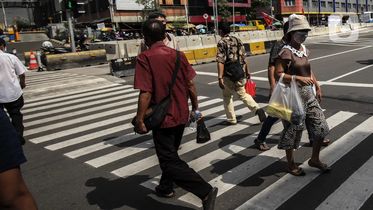 FOTO: Pelican Crossing untuk Penumpang Transjakarta dan Warga di Halte Glodok Baru