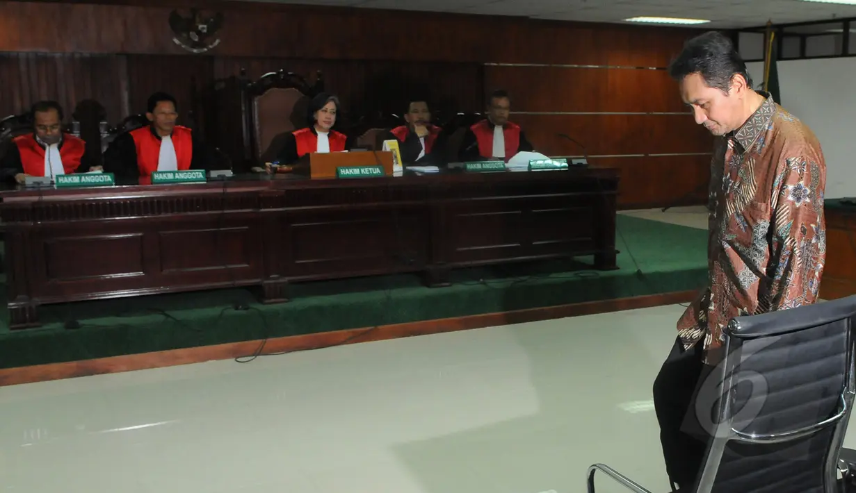Mantan Kadishub DKI Jakarta, Udar Pristono menjalani sidang perdana kasus korupsi TransJakarta TA 2012 di Pengadilan Tipikor, Jakarta,Senin (6/4/2015). Sidang ditunda karena tim kuasa hukum terdakwa tidak hadir. (Liputan6.com/Herman Zakharia)