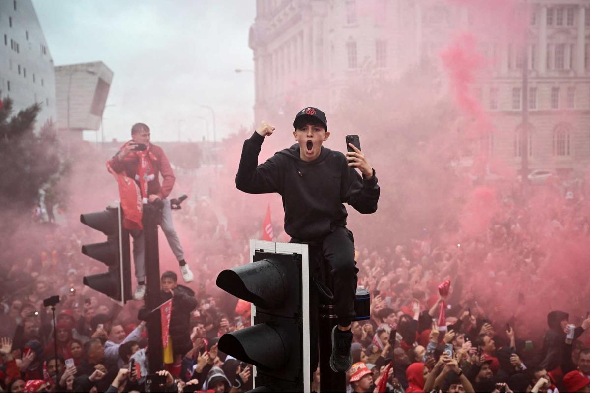 Mobil tabrak kerumunan suporter di pesta juara Liverpool