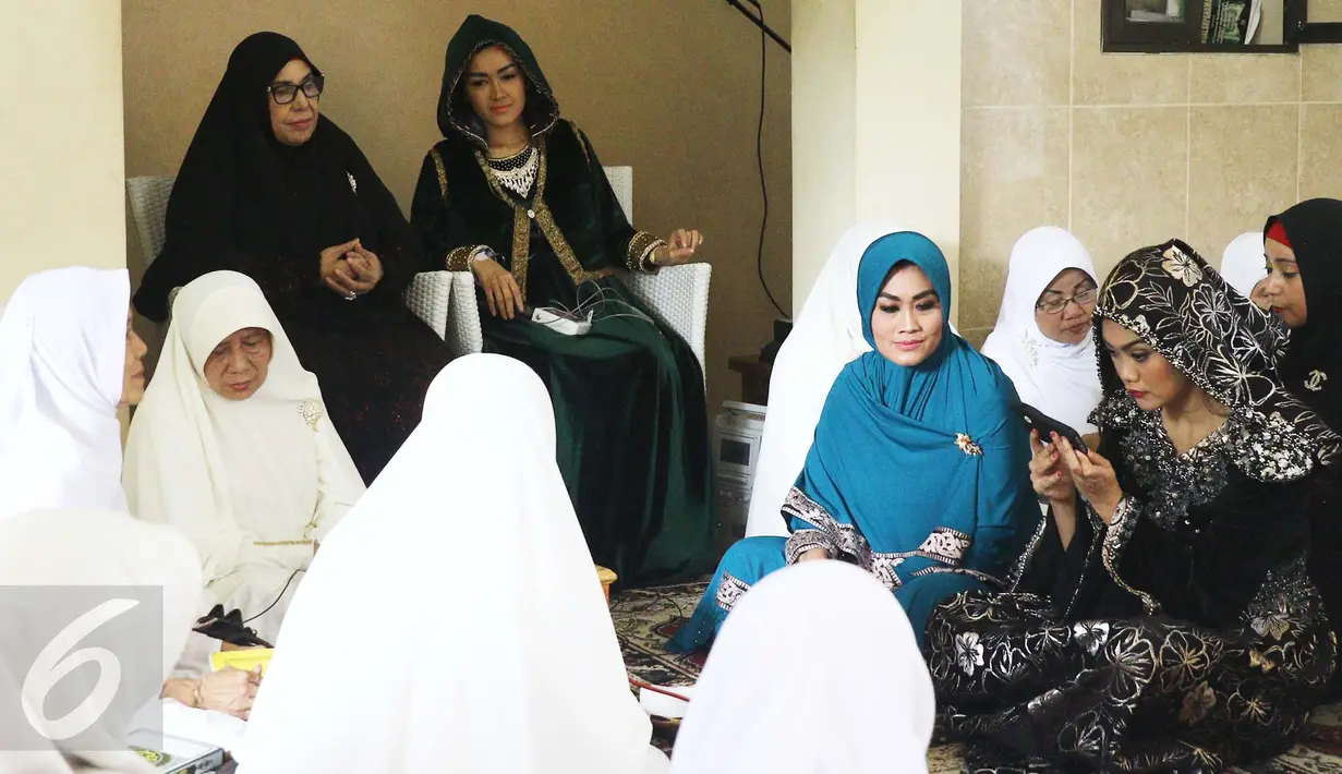Aktris Julia Perez atau Jupe mengikuti pengajian di kediaman sang ibu, Sri Wulansih, di kawasan Kelapa Dua, Depok, Kamis (29/12). Pengajian ini juga digelar menjelang keberangkatan Jupe ke Tanah Suci pada Januari mendatang. (Liputan6.com/Herman Zakharia)