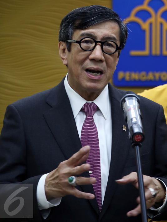 Menkumham Yasonna Laoly memberikan keterangan pers terkait pengesahan kepengurusan struktur organisasi di bawah pimpinan Ketua Umum  Partai Hanura Oesman Sapta Odang (OSO), Jakarta, Rabu (2/1). (Liputan6.com/Johan Tallo)