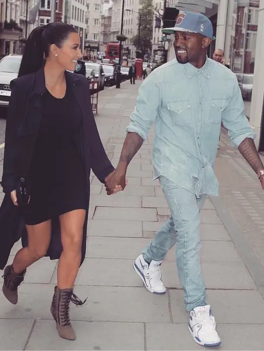 Kembali saat kencan dengan Kanye West, Kim membuktikan nggak perlu pakaian terbuka untuk memukau suaminya. (instagram/kimkardashian)