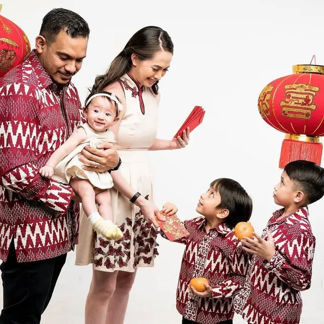 6 Potret Verlita Evelyn 'Cinta Fitri' dan Keluarga, Selalu Harmonis