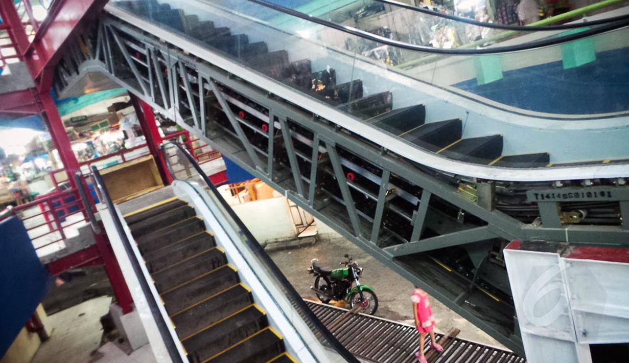 Pembangunan eskalator akan menghubungkan lantai dasar hingga lantai tiga Pasar Blok G Tanah Abang, (26/8/2014). (Liputan6.com/Faizal Fanani)