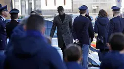 Mario Balotelli tiba menghadiri upacara pemakaman pemain Italia Davide Astori di Florence, Italia, Kamis, (8/3). Bek Fiorentina, Davide Astori meninggal pada usia 31 tahun di kamar hotel setelah terkena serangan jantung. (AP Photo/Alessandra Tarantino)