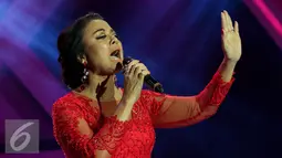 Penampilan Betharia Sonata saat menghibur penonton di acara Golden Memories di Studio 5 Indosiar, Jakarta, Jumat (13/01). Acara musik tersebut bagian dalam rangkaian dari hari ulang tahun Indonesia yang ke-22. (Liputan6.com/JohanTallo)