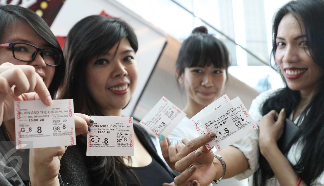 Sejumlah peserta memperlihatkan tiket di Blitz Megaplek, Jakarta, Sabtu (9/1/2016). Cinemaholic dan Lipton menggelar nonton bareng film Alvin and The Chipmunk. (Liputan6.com/Angga Yuniar)