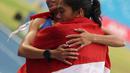 Pelari putri Indonesia, Odekta Elvina Naibaho dipeluk oleh pelari putri Filipina setelah menyelesaikan nomor lari 10.000 meter SEA Games 2023 di Stadion Morodok Techo National Stadium, Phnom Penh, Kamboja, Jumat (12/5/2023). Odekta meraih medali perunggu dengan catatan waktu 35 menit 31,03 detik sementara medali emas dan perak direbut dua atlet Vietnam, Thi Oanh Nguyen (35 menit 11,53 detik) dan Thi Hong Le Pham (35 menit 21,09 detik). (Bola.com/Abdul Aziz)