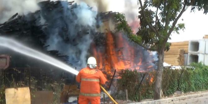VIDEO: Gara-gara Puntung Rokok, Gudang PU Hangus Terbakar