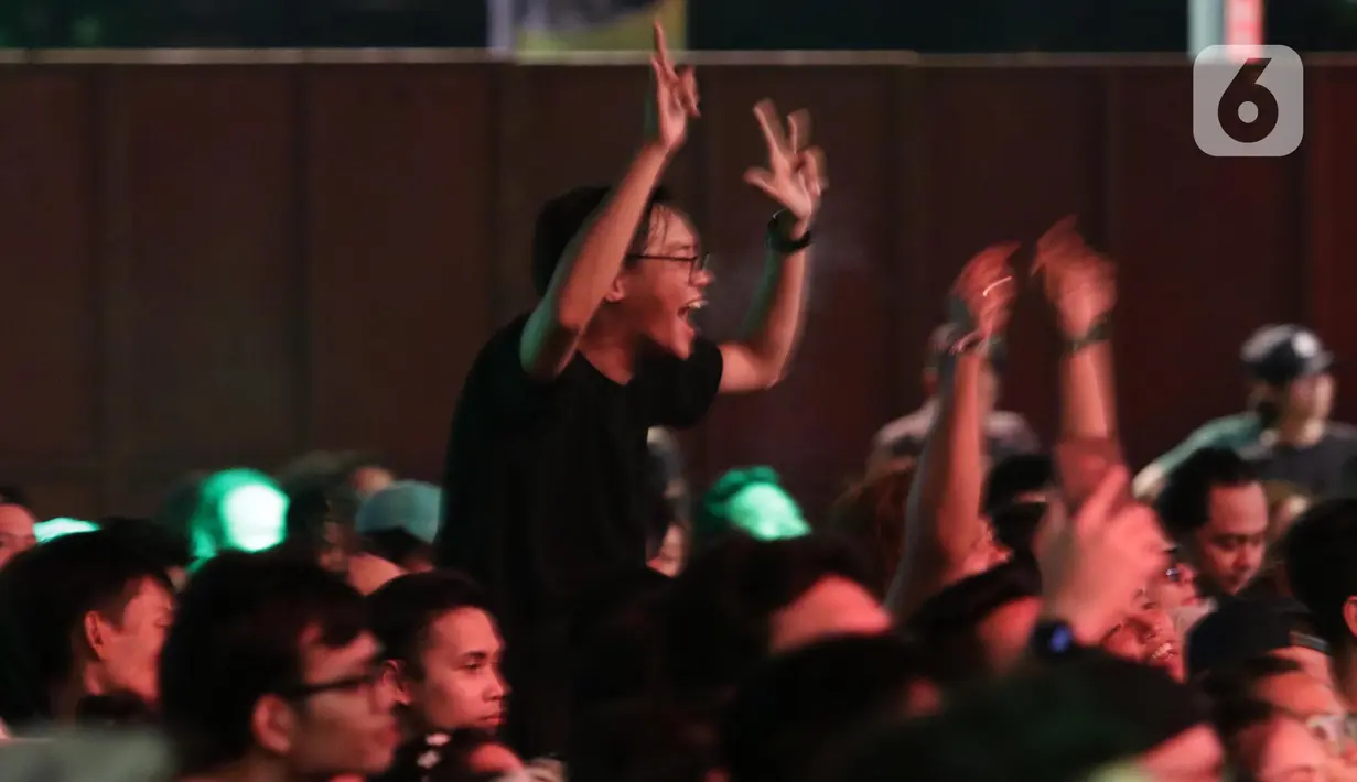 Penonton saat menyaksikan aksi grup band Jamrud di panggung Bergelora perhelatan Berdendang Bergoyang Festival, Kawasan Istora Senayan, Jakarta, Jumat (28/10/2022). Tampil selama lebih kurang satu jam, Jamrud menghentak penggemarnya dengan sejumlah lagu baru dan lawas, diantaranya Telat 3 Bulan, Pelangi di Matamu, Surti Tejo, dll. (Liputan6.com/Helmi Fithriansyah)