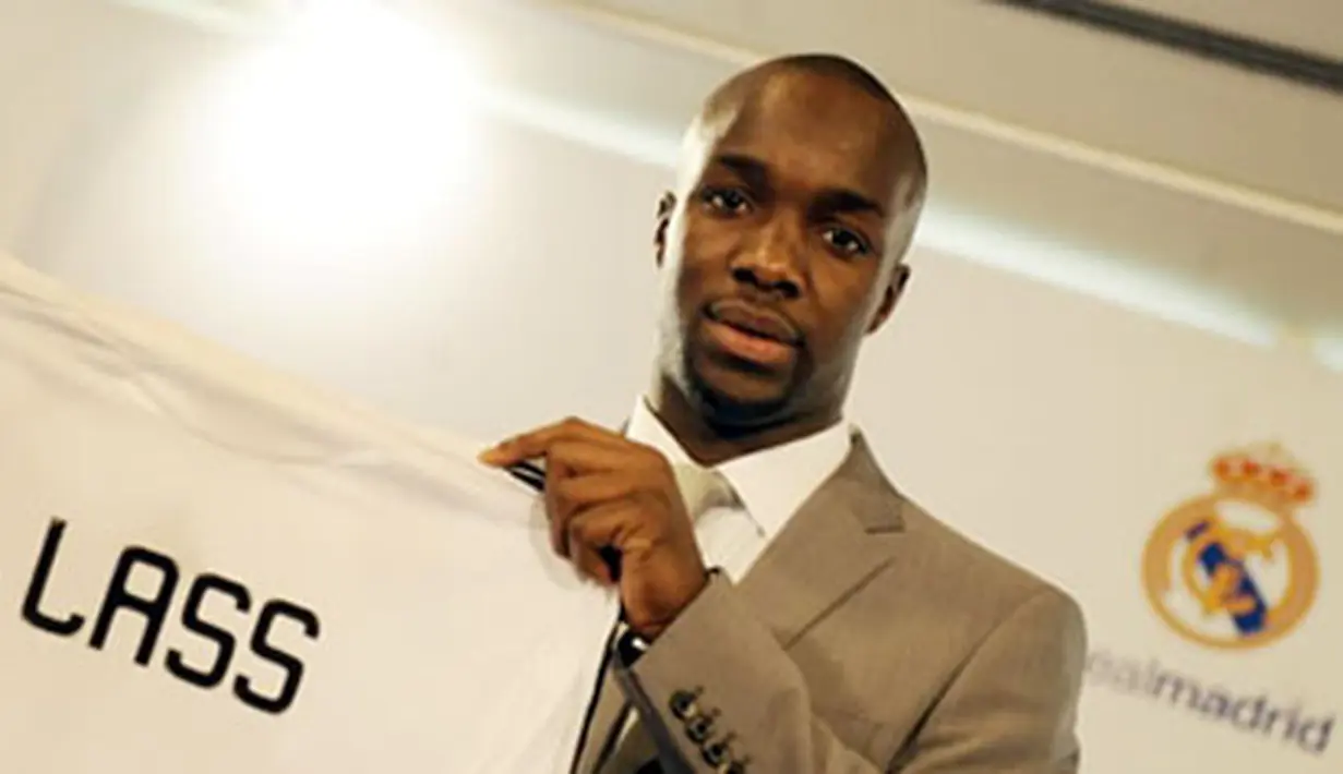 New Real Madrid soccer player Lassana Diarra of France is pictured during his presentation at the Santiago Bernabeu Stadium, on December 22, 2008 in Madrid. AFP PHOTO / PEDRO ARMESTRE 