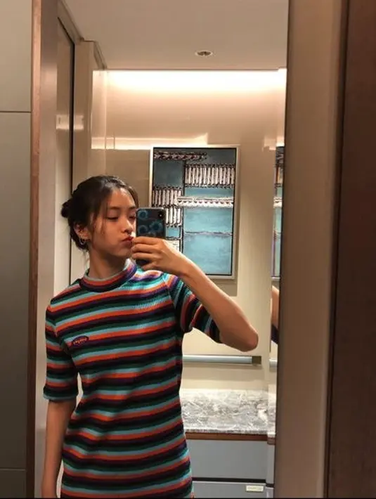 Gaya simpel tapi aura tetap terpancar, siapa tak terpesona dengan idol yang satu ini. [Instagram @ryujin__itzy]