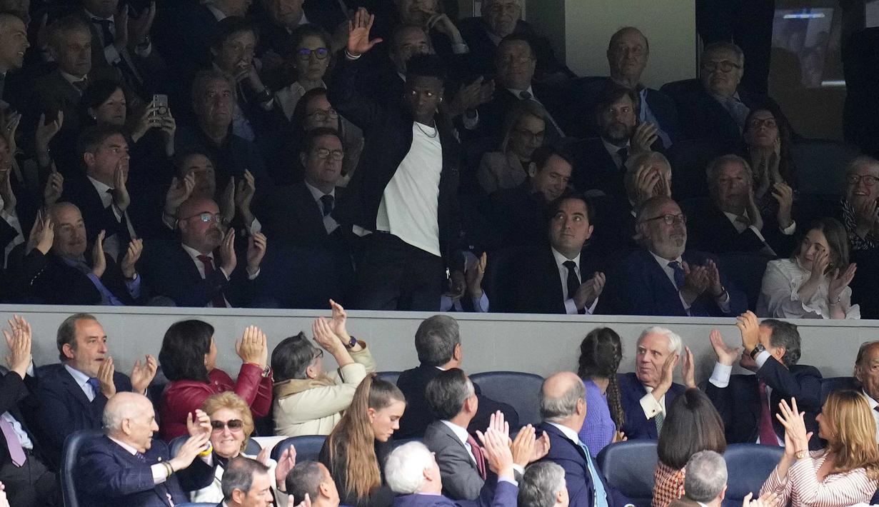 Pemain Real Madrid, Vinicius Jr melambaikan tangan kepada penonton saat laga lanjutan Liga Spanyol 2022/2023 antara Real Madrid melawan Rayo Vallecano pada Kamis (25/05/2023) dini hari WIB. Los Blancos memberikan aksi solidaritas sebelum laga tersebut setelah pemain Brasil itu menjadi korban rasisme pada Minggu (21/05/2023) lalu. (AP Photo/Manu Fernandez)