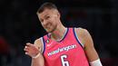 Pemain Washington Wizards, Kristaps Porzingis saat melawan Boston Celtics pada laga NBA 2023 di Capital One Arena, Washington, 28 Maret 2023. (AFP/Getty Images/Patrick Smith)