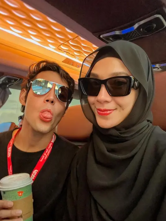 Berbeda dari biasanya yang kelewat mesra, kali ini gaya pacaran Dinda Kirana dan Naufal Samudra dinilai lebih menjaga jarak. Contohnya seperti ini