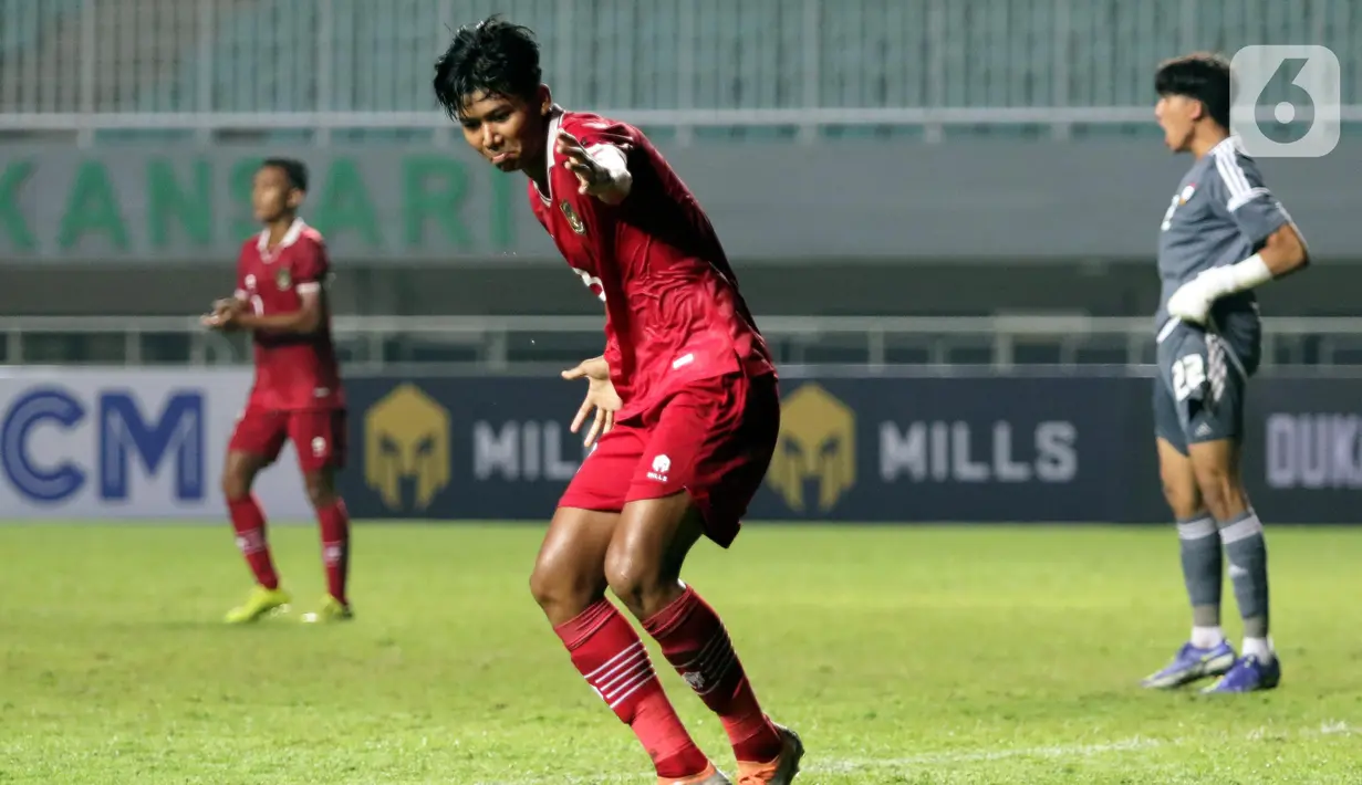 Pemain depan Timnas U-17 Indonesia, Arkhan Kaka Putra merayakan gol pertamanya ke gawang timnas Uni Emirat Arab pada laga Kualifikasi Grup C Piala Asia U-17 2023 di Stadion Pakansari, Kab. Bogor, Jawa Barat, Rabu (5/10/2022). Laga kedua tim berlangsung sengit dan berakhir untuk keunggulan Timnas U-17 Indonesia dengan skor 3-2. (Liputan6.com/Helmi Fithriansyah)