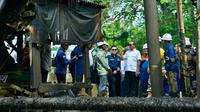 Menteri Energi dan Sumber Daya Mineral (ESDM) Bahlil Lahadalia meninjau sumur migas Ledok, salah satu lapangan migas tua di wilayah kerja (WK) Pertamina EP Cepu. (Foto: Kementerian ESDM)