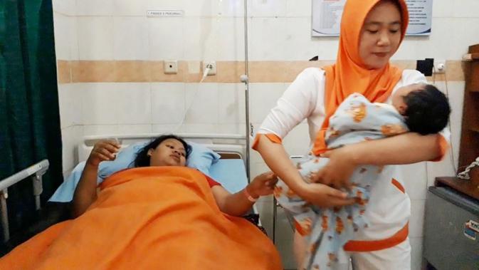 Bayi jumbo alias bayi raksasa seberat 5,7 kilogram lahir di Cilacap dengan persalinan normal, Minggu siang (16/9/2018). (Liputan6.com/Muhamad Ridlo)
