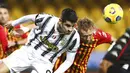 Pemain Juventus, Alvaro Morata, duel udara dengan pemain Benevento, Kamil Glik, pada laga Liga Italia di Stadion Vigorito, Sabtu (28/11/2020). Kedua tim bermain imbang 1-1. (Alessandro Garofalo/LaPresse via AP)